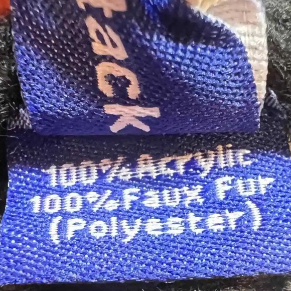 Hat Attack Revolve Bryce Beanie Hat With Removable Pom One Size Acrylic NWT - Picture 5 of 5